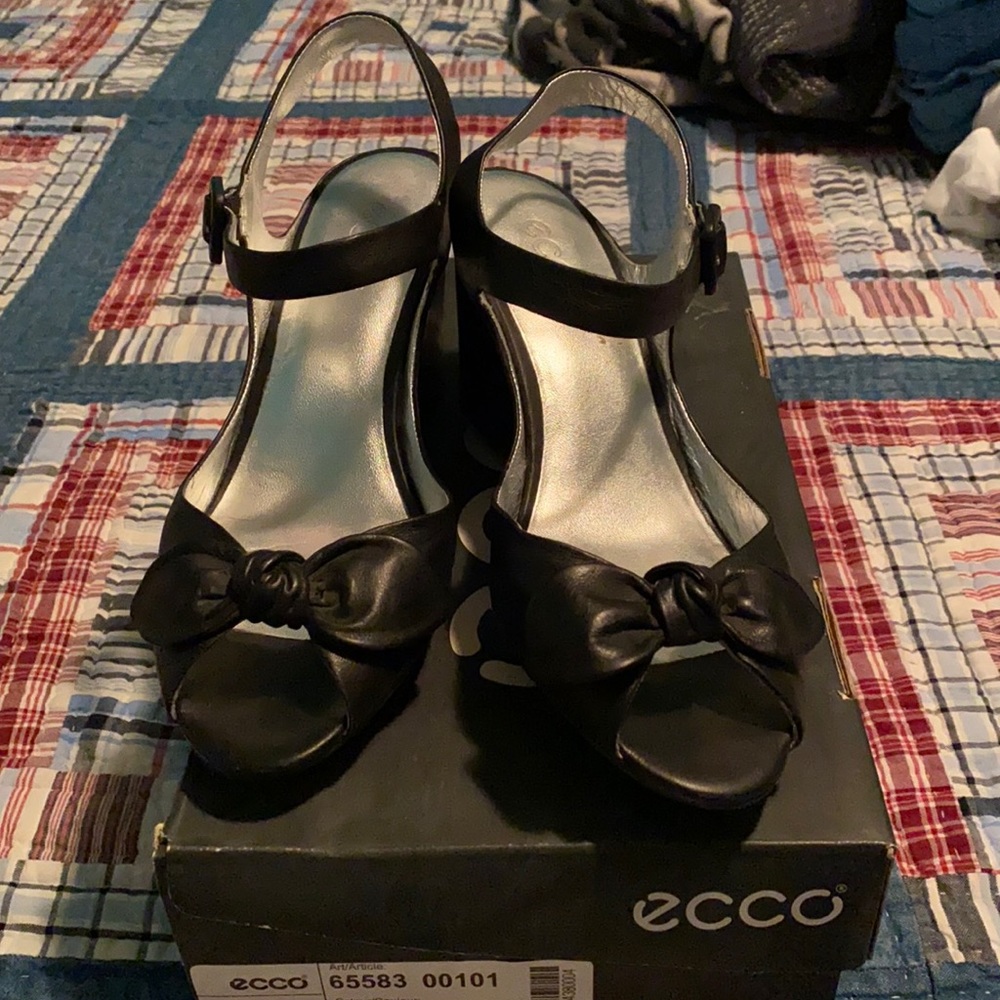 Black Ecco wedges with bow